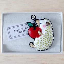お花いっぱい♡ハリネズミさん　りんごに夢中♡　レザー＆ビーズ刺繍ブローチ 6枚目の画像