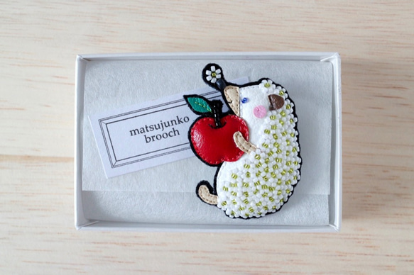 お花いっぱい♡ハリネズミさん　りんごに夢中♡　レザー＆ビーズ刺繍ブローチ 6枚目の画像
