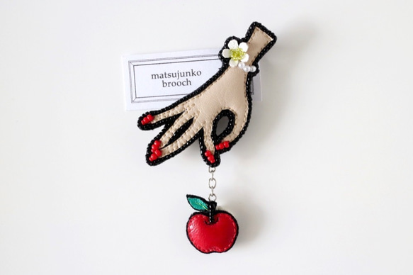 りんごを揺らす手　レザー＆ビーズ刺繍ブローチ (パール＆お花のブレスレット・赤ネイル） 1枚目の画像