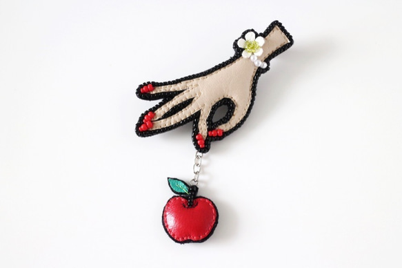 りんごを揺らす手　レザー＆ビーズ刺繍ブローチ (パール＆お花のブレスレット・赤ネイル） 4枚目の画像
