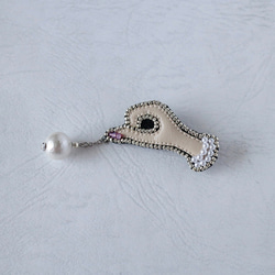 宝石を揺らす手　コットンパール＆スワロフフキー　ビーズ刺繍　ブローチ（ピンクネイル） 1枚目の画像