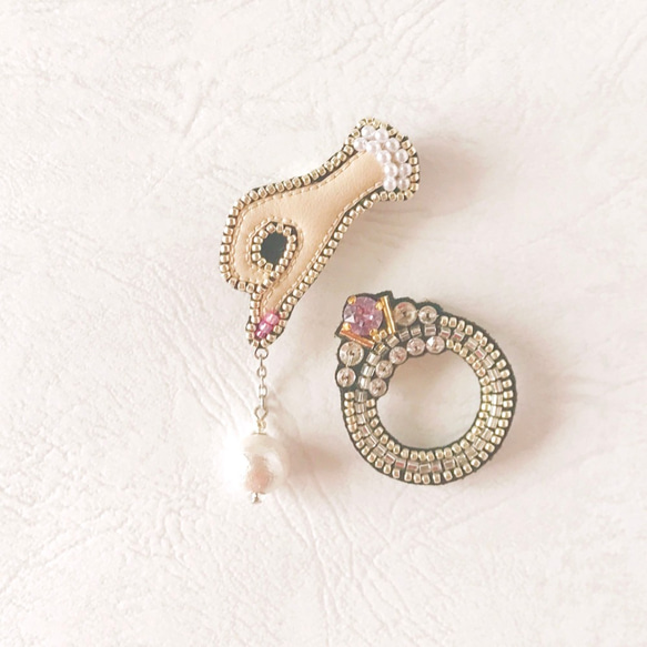 宝石を揺らす手　コットンパール＆スワロフフキー　ビーズ刺繍　ブローチ（ピンクネイル） 3枚目の画像
