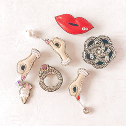 宝石を揺らす手　コットンパール＆スワロフフキー　ビーズ刺繍　ブローチ（ピンクネイル） 4枚目の画像