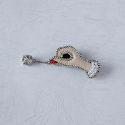 宝石を揺らす手　スワロフフキー　ビーズ刺繍　ブローチ（赤ネイル） 1枚目の画像