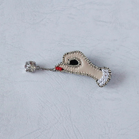 宝石を揺らす手　スワロフフキー　ビーズ刺繍　ブローチ（赤ネイル） 1枚目の画像