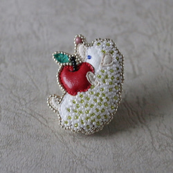 お花に包まれたハリネズミ　ブローチ　りんご　ビーズ刺繍　フェイクレザー　 3枚目の画像