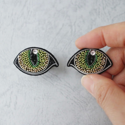 見つめる猫の瞳　ビーズ刺繍ブローチ（両目セット・グリーン） 4枚目の画像