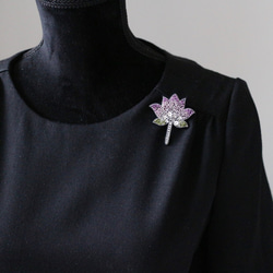 淡いピンクの蓮の花　ビーズ刺繍ブローチ 2枚目の画像