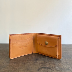 獨一無二的奢華皮革：採用 Lugateau 深橙色折疊緊湊型錢包 第2張的照片