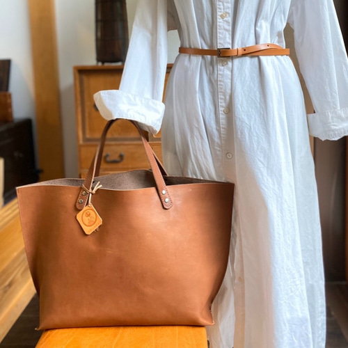 レザートートバック1枚革受注生産品　MOTOR 茶色革チャーム付き レザートートバッグ メンズ 本革 一枚革バッグ オイルヌメレザー 6色