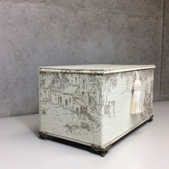 フランス布 トワルジュイ の カルトナージュ 小さめの裁縫箱 猫脚付き 2枚目の画像