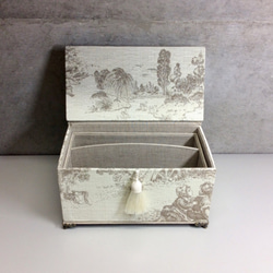 フランス布 トワルジュイ の カルトナージュ 小さめの裁縫箱 猫脚付き 3枚目の画像