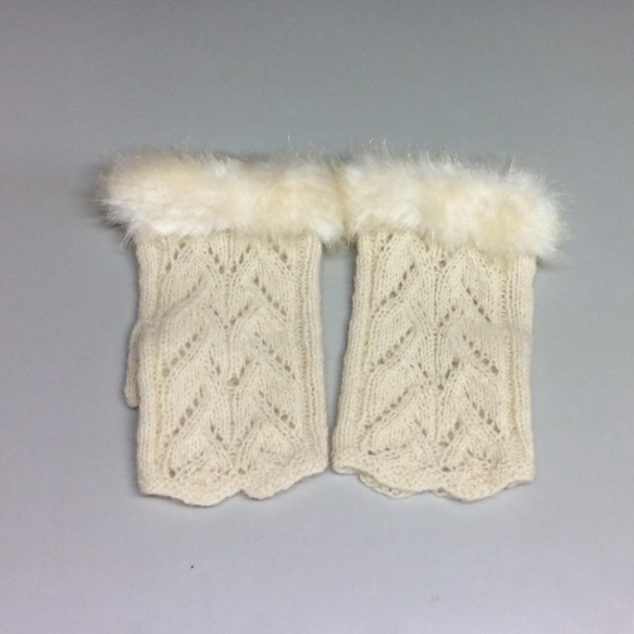 イギリス製 ウール   手編みのハンドウオーマー 可愛いモフモフ付き 2枚目の画像