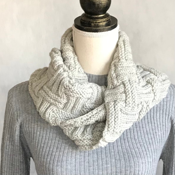 さっとかぶるだけスヌード 手編み ライトグレー 