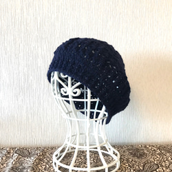 ラムウール混 透かし編みの帽子 ベレー帽  紺色 1枚目の画像