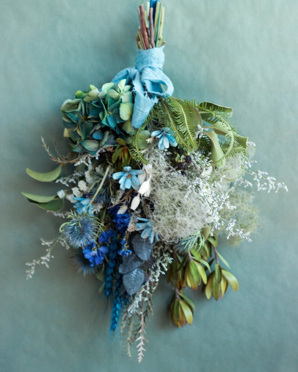 スモークツリーと青いお花のドライフラワーリース スモークツリーと青いお花のドライフラワーリース 青い花たちの三日月