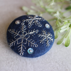 雪の結晶ブローチⅢ＊手刺繍＊紺 1枚目の画像