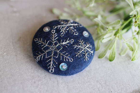 雪の結晶ブローチⅢ＊手刺繍＊紺 1枚目の画像