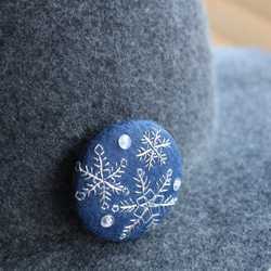 雪の結晶ブローチⅢ＊手刺繍＊紺 3枚目の画像