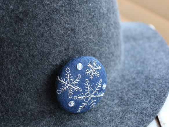 雪の結晶ブローチⅢ＊手刺繍＊紺 3枚目の画像