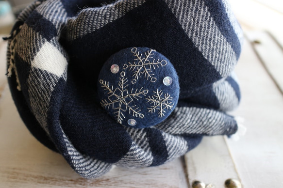 雪の結晶ブローチⅢ＊手刺繍＊紺 2枚目の画像