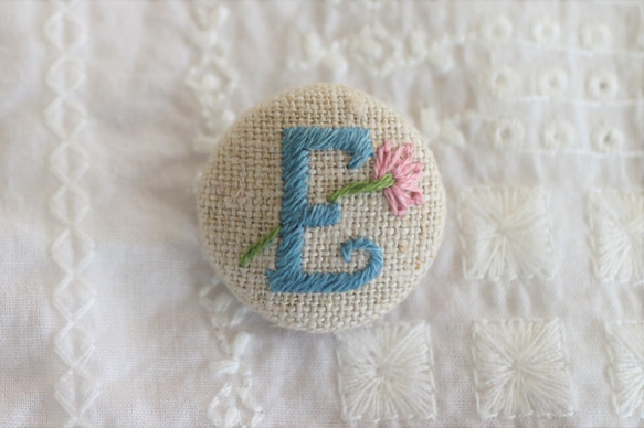れんれんイニシャルくるみボタン 手刺繍＊アルファベット＊くるみボタン E (linen×cyan) ボタン