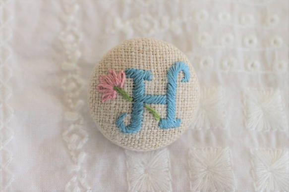 【感謝♡sale】リボン刺繍ブローチ　ハンドメイド　くるみボタン　2個 感謝♡sale】リボン刺繍ブローチ ハンドメイド くるみボタン 2個