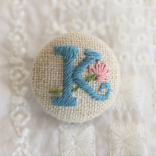 手刺繍＊アルファベット＊くるみボタン K (linen×cyan) ボタン
