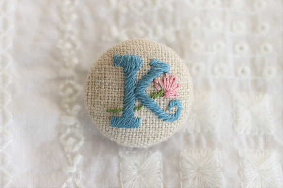 手刺繍＊アルファベット＊くるみボタン K (linen×cyan) ボタン