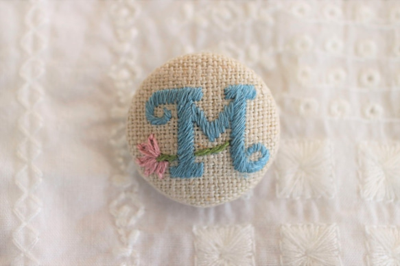手刺繍＊アルファベット＊くるみボタン M (linen×cyan) ボタン