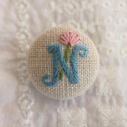 手刺繍＊アルファベット＊くるみボタン N (linen×cyan) ボタン
