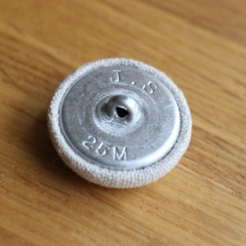 手刺繍＊アルファベット＊くるみボタン N (linen×cyan) ボタン