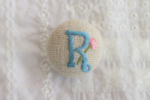 手刺繍＊アルファベット＊くるみボタン R (linen×cyan) ボタン