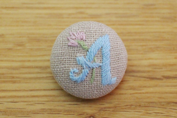 手刺繍＊アルファベット＊くるみボタン　A  (lightskyblue) 1枚目の画像