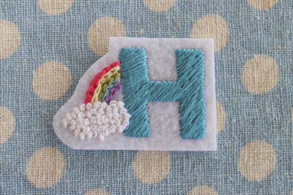 手刺繍＊アルファベット＊ワッペン＊虹＆雲＊H　(turquoise) 1枚目の画像