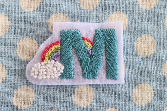 手刺繍＊アルファベット＊ワッペン＊虹＆雲＊M　(turquoise) 1枚目の画像