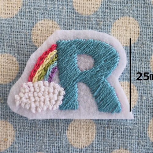 手刺繍＊アルファベット＊ワッペン＊虹＆雲＊R (turquoise