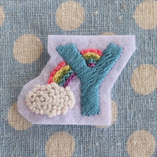 手刺繍＊アルファベット＊ワッペン＊虹＆雲＊Y (turquoise