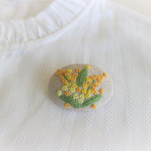 ミモザ＊手刺繍のブローチ ＊きなりⅠ ブローチ chai&stroll