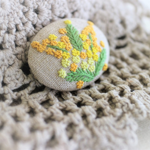 ミモザ＊手刺繍のブローチ ＊きなりⅠ ブローチ chai&stroll