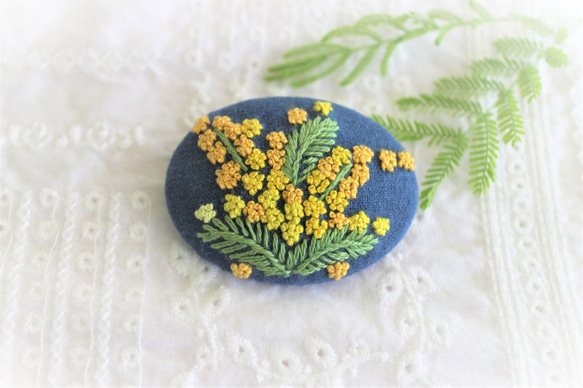 ミモザ＊手刺繍のブローチ ＊紺Ⅰ 1枚目の画像