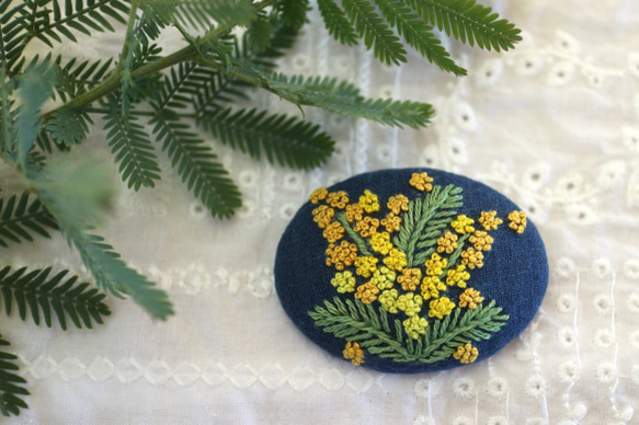 ミモザ＊手刺繍のブローチ ＊紺Ⅰ 3枚目の画像