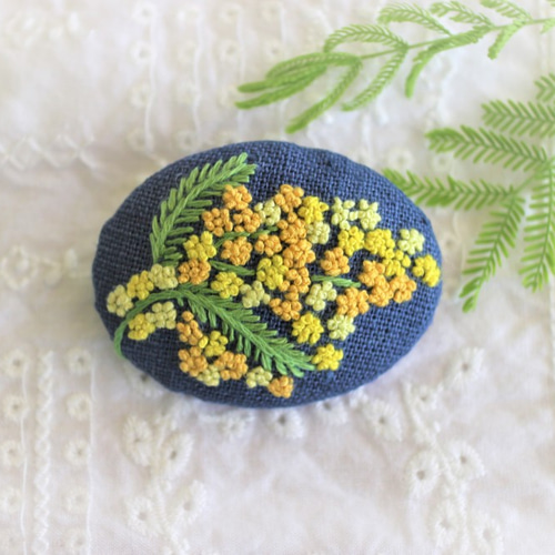ミモザ＊手刺繍のブローチ ＊藍色Ⅱ ブローチ chai&stroll 通販