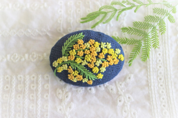 ミモザ＊手刺繍のブローチ ＊藍色Ⅱ 1枚目の画像