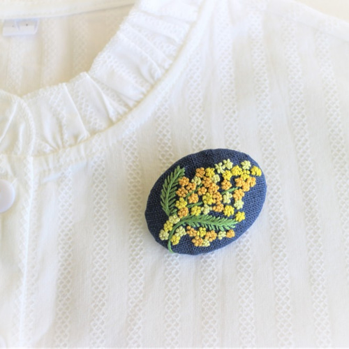 ミモザ＊手刺繍のブローチ ＊藍色Ⅱ ブローチ chai&stroll 通販