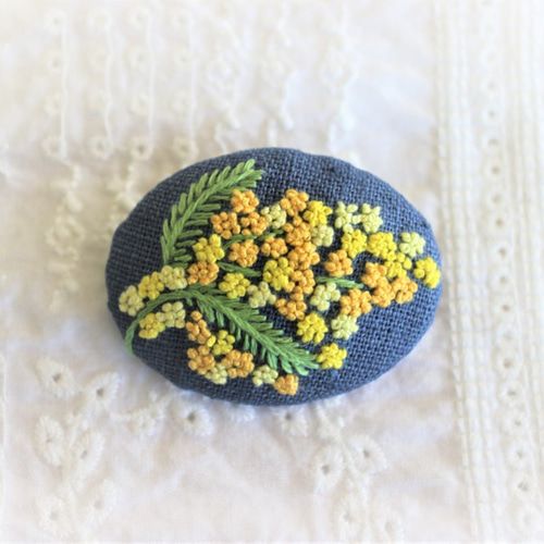 ミモザ＊手刺繍のブローチ ＊藍色Ⅱ ブローチ chai&stroll 通販