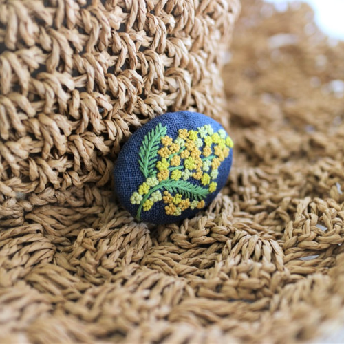 ミモザ＊手刺繍のブローチ ＊藍色Ⅱ ブローチ chai&stroll 通販