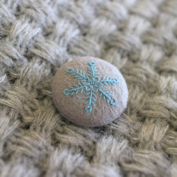 雪の結晶ブローチⅠ＊手刺繍＊グレー×水色 3枚目の画像