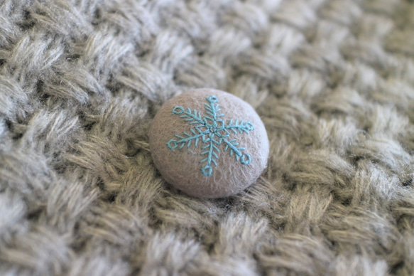 雪の結晶ブローチⅠ＊手刺繍＊グレー×水色 3枚目の画像