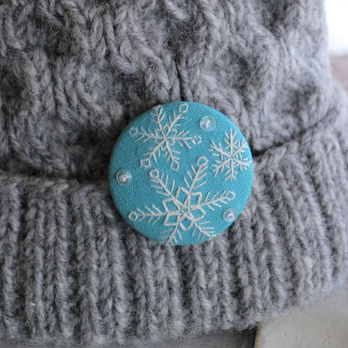 雪の結晶ブローチⅢ＊手刺繍＊スカイブルー ブローチ chai&stroll 通販  